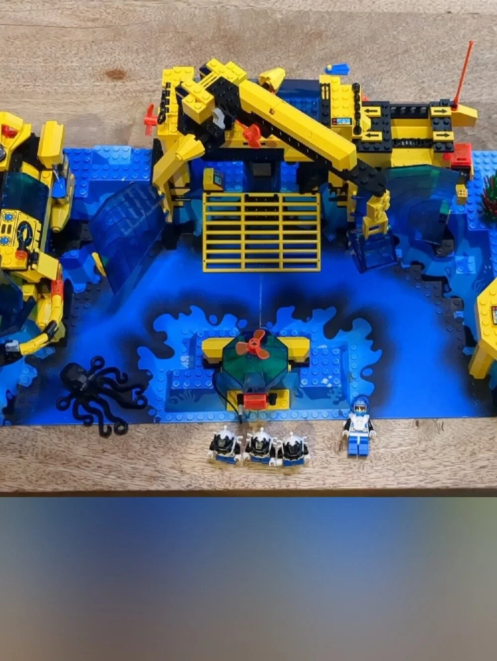 LEGO 6195-1 Neptune Discovery Lab Set - RARE Blue/ Yellow